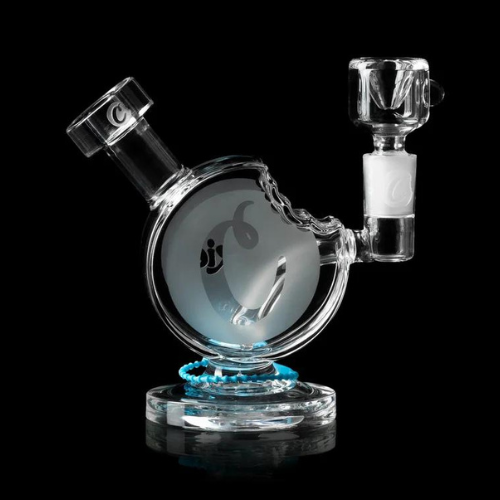 Discover the innovative and elegant Cookies Bite Bubbler, a must-have for any smoking enthusiast! Made with high-quality glass, this versatile pipe offers both water pipe and dab rig functionality in a stylish and durable design. Add it to your collection or gift it to a fellow smoker for a touch of luxury. Elevate your smoking experience with the Cookies Bite Bubbler today!<br>